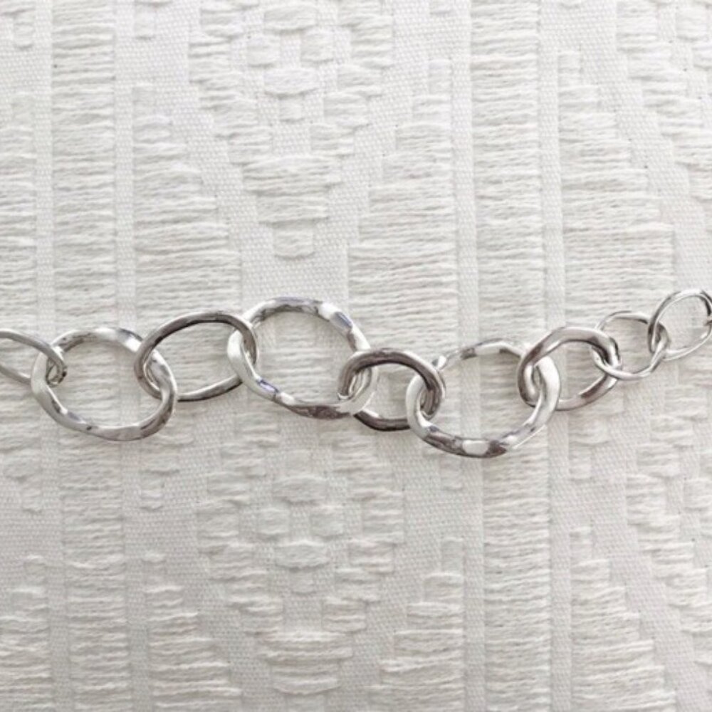 Chloe + Isabel Bracelet Silver-Tone Hammered Oval Chain Link Toggle Womens - Picture 3 of 6